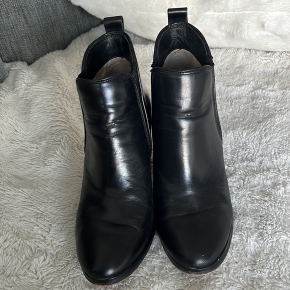 Michael Kors leather short booties,size 6 great condition, only wore a few times - Picture 4 of 10